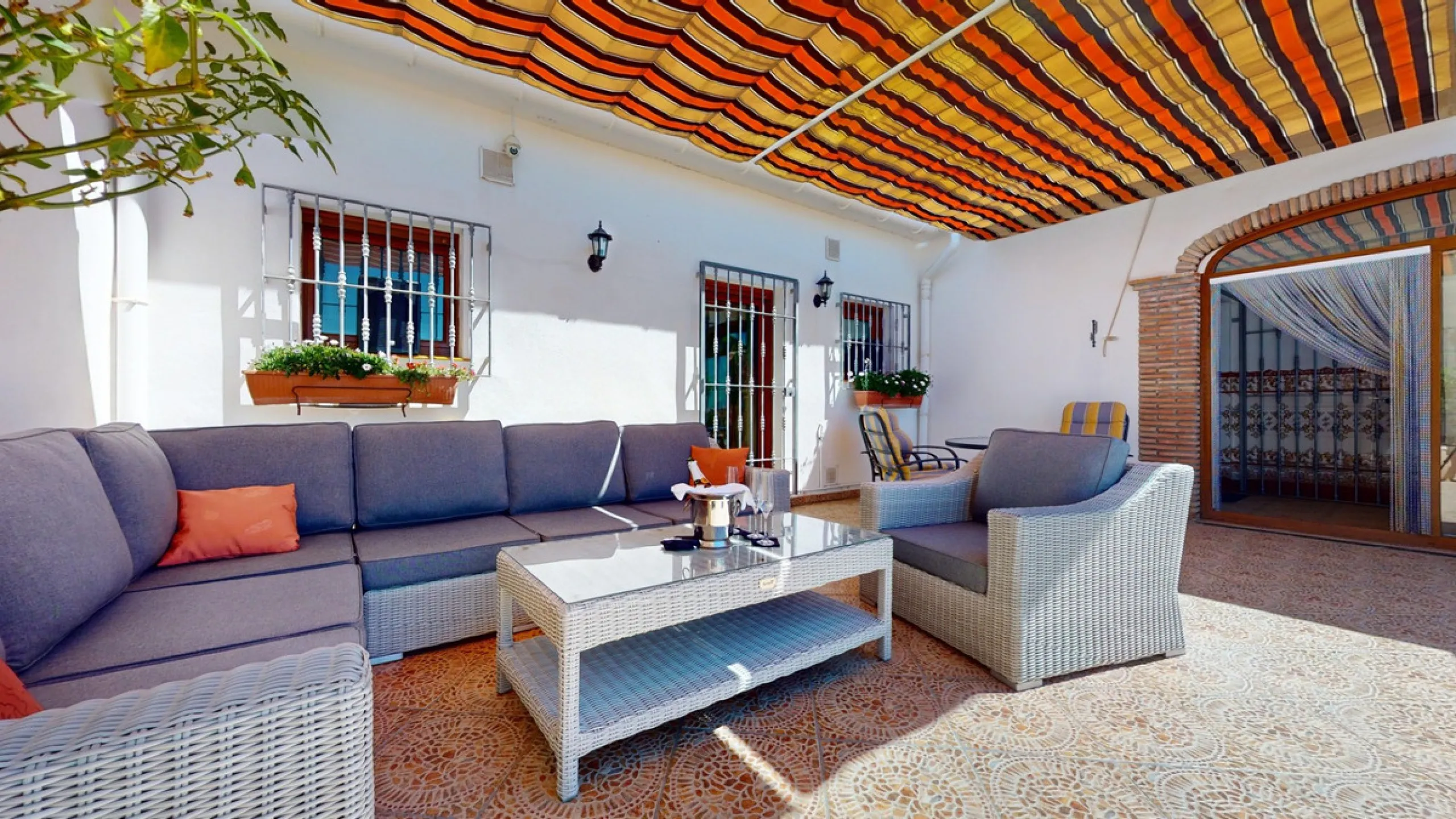 This exceptional, spacious U-shaped villa is located in the picturesque area of Iznate and offers two separate living units, each fully equipped. The villa spans two floors and features a total of seven bedrooms and six bathrooms. Each unit includes a fun