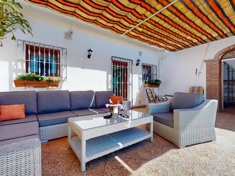 This exceptional, spacious U-shaped villa is located in the picturesque area of Iznate and offers two separate living units, each fully equipped. The villa spans two floors and features a total of seven bedrooms and six bathrooms. Each unit includes a fun