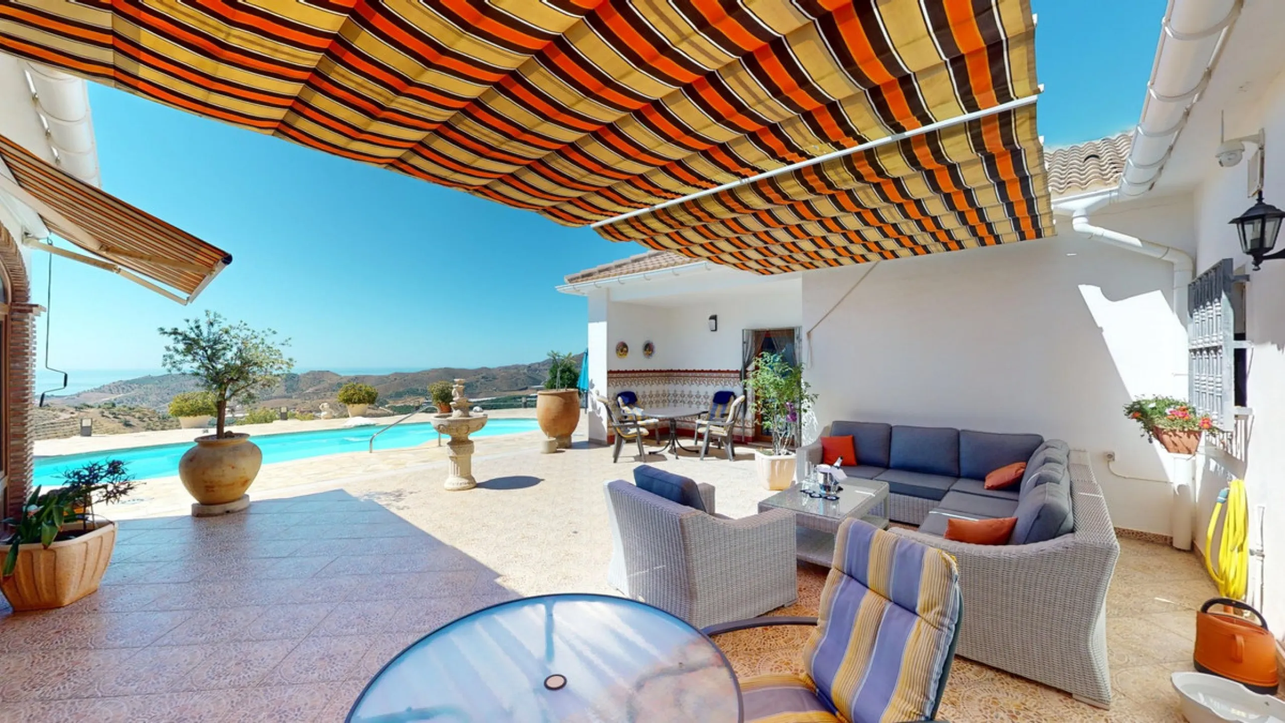 This exceptional, spacious U-shaped villa is located in the picturesque area of Iznate and offers two separate living units, each fully equipped. The villa spans two floors and features a total of seven bedrooms and six bathrooms. Each unit includes a fun