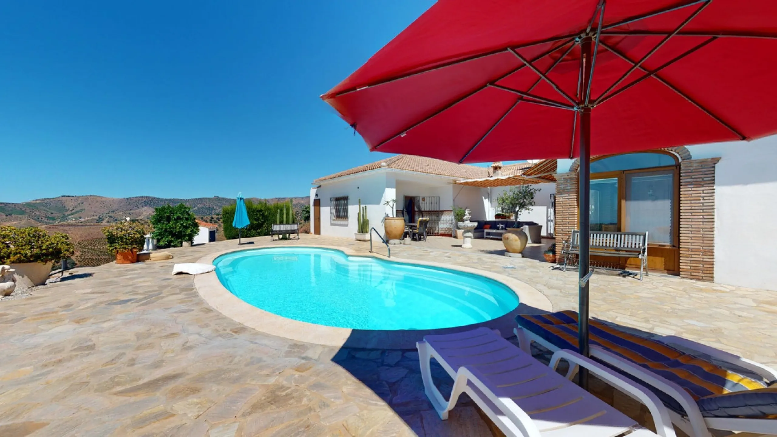 This exceptional, spacious U-shaped villa is located in the picturesque area of Iznate and offers two separate living units, each fully equipped. The villa spans two floors and features a total of seven bedrooms and six bathrooms. Each unit includes a fun