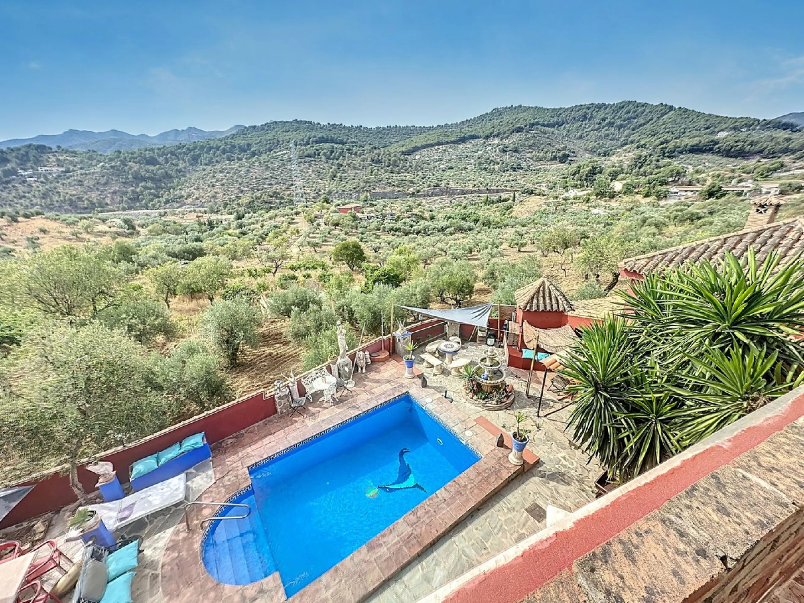 House - Finca - Cortijo в продаже в Monda, Málaga. В доме 5 спален и 5 ванных комнат. Площадь дома 290 м². Площадь участка 1877 м²
