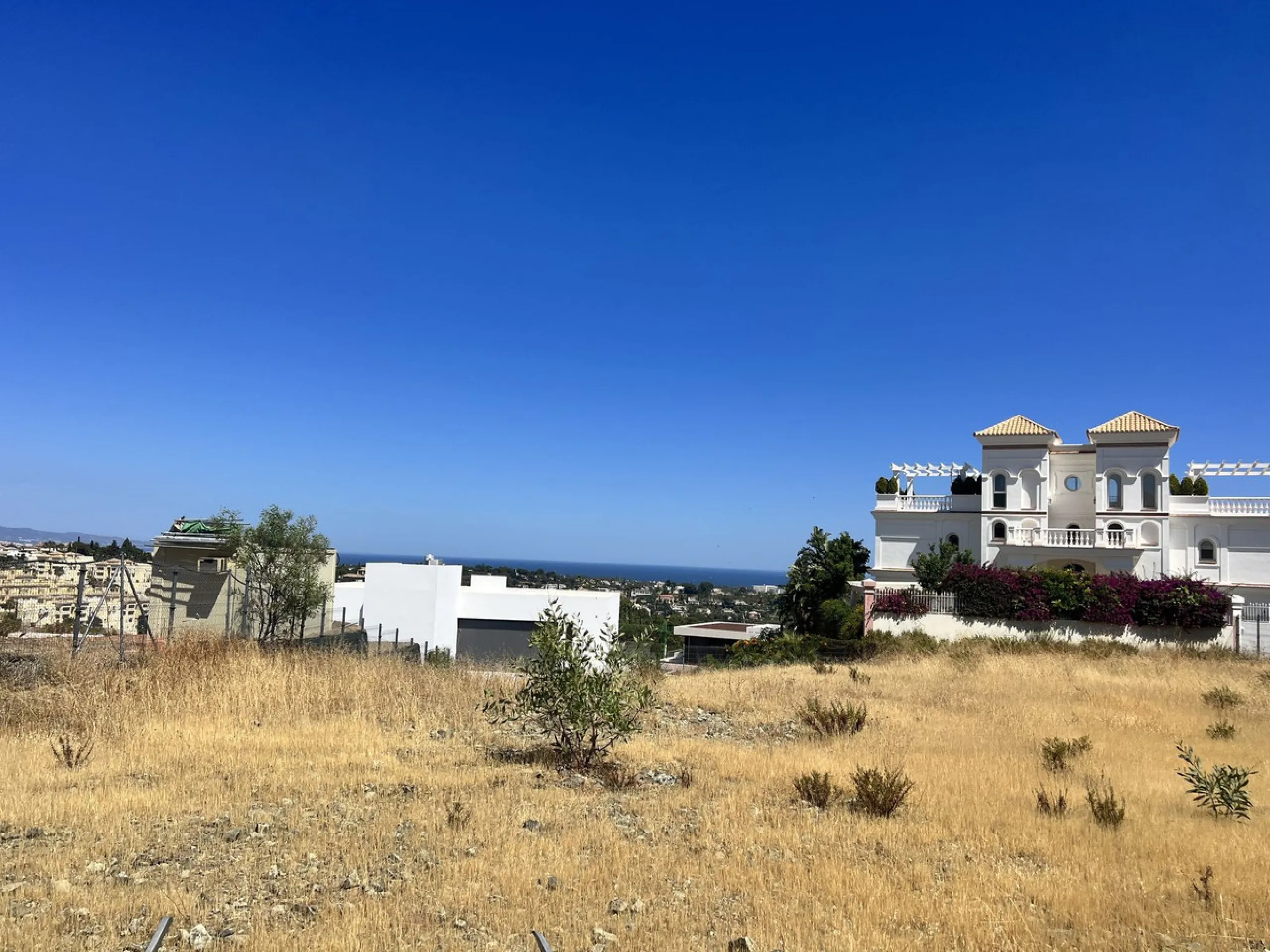 COMPLETELY FLAT PLOT  WITH SEA VIEWS IN LOS FLAMINGOS GOLF (BENAHAVIS)