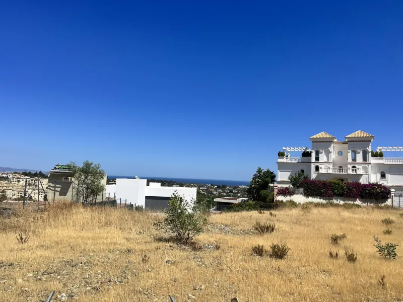 COMPLETELY FLAT PLOT  WITH SEA VIEWS IN LOS FLAMINGOS GOLF (BENAHAVIS)