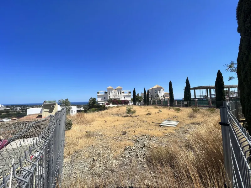 COMPLETELY FLAT PLOT  WITH SEA VIEWS IN LOS FLAMINGOS GOLF (BENAHAVIS)
