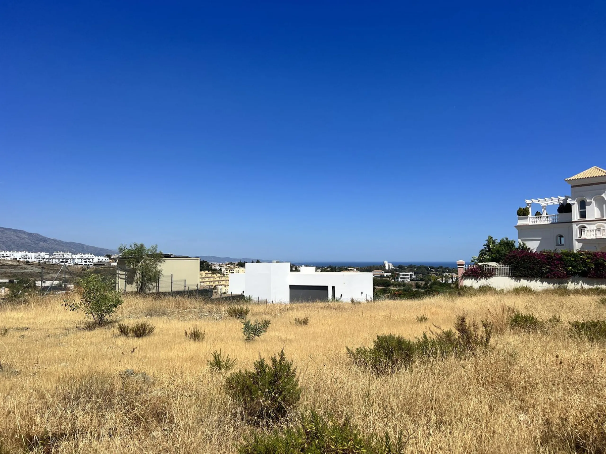 COMPLETELY FLAT PLOT  WITH SEA VIEWS IN LOS FLAMINGOS GOLF (BENAHAVIS)