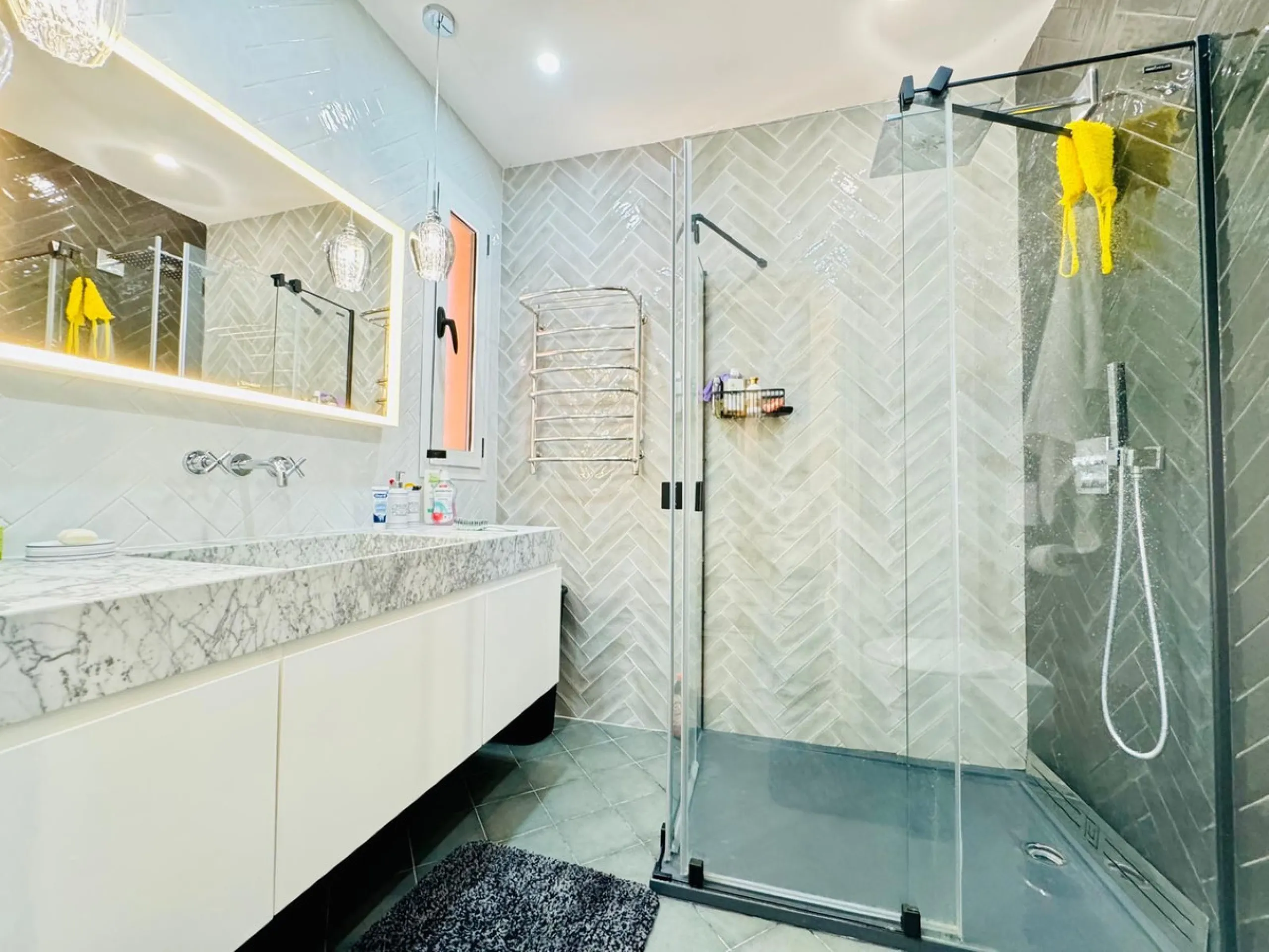 The property boasts an elegant layout and well-defined spaces. It features a closed area of one hundred forty-four meters and forty square decimeters, complemented by a covered terrace of sixty meters and nine square decimeters, and an uncovered terrace o