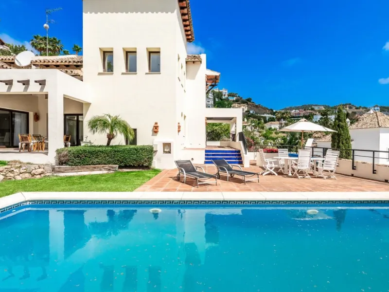 Don't miss out on this amazing opportunity to own a unique villa in the prestigious Los Arqueros Golf community! Villa Sunrise is waiting for you to make it your dream home with just a little investment.