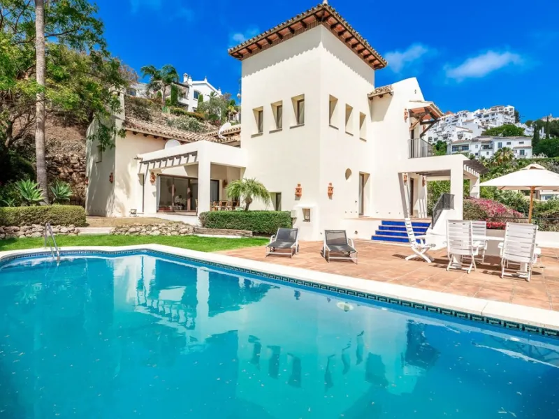 Don't miss out on this amazing opportunity to own a unique villa in the prestigious Los Arqueros Golf community! Villa Sunrise is waiting for you to make it your dream home with just a little investment.