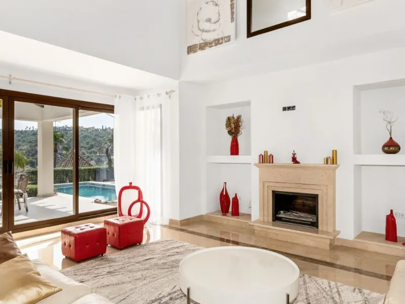 Don't miss out on this amazing opportunity to own a unique villa in the prestigious Los Arqueros Golf community! Villa Sunrise is waiting for you to make it your dream home with just a little investment.
