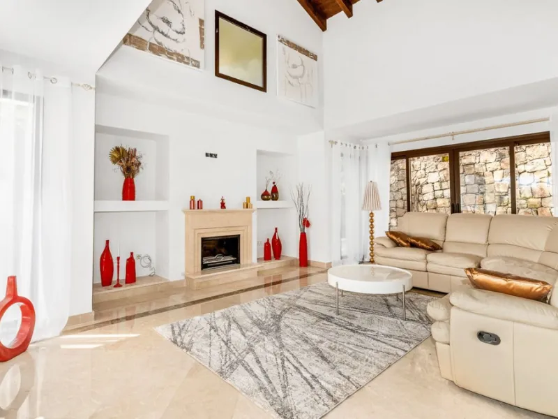 Don't miss out on this amazing opportunity to own a unique villa in the prestigious Los Arqueros Golf community! Villa Sunrise is waiting for you to make it your dream home with just a little investment.