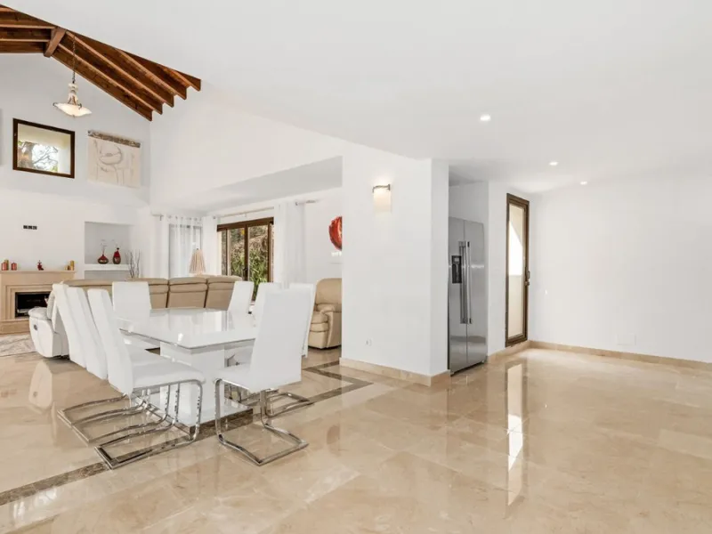 Don't miss out on this amazing opportunity to own a unique villa in the prestigious Los Arqueros Golf community! Villa Sunrise is waiting for you to make it your dream home with just a little investment.