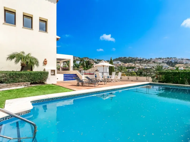 Don't miss out on this amazing opportunity to own a unique villa in the prestigious Los Arqueros Golf community! Villa Sunrise is waiting for you to make it your dream home with just a little investment.