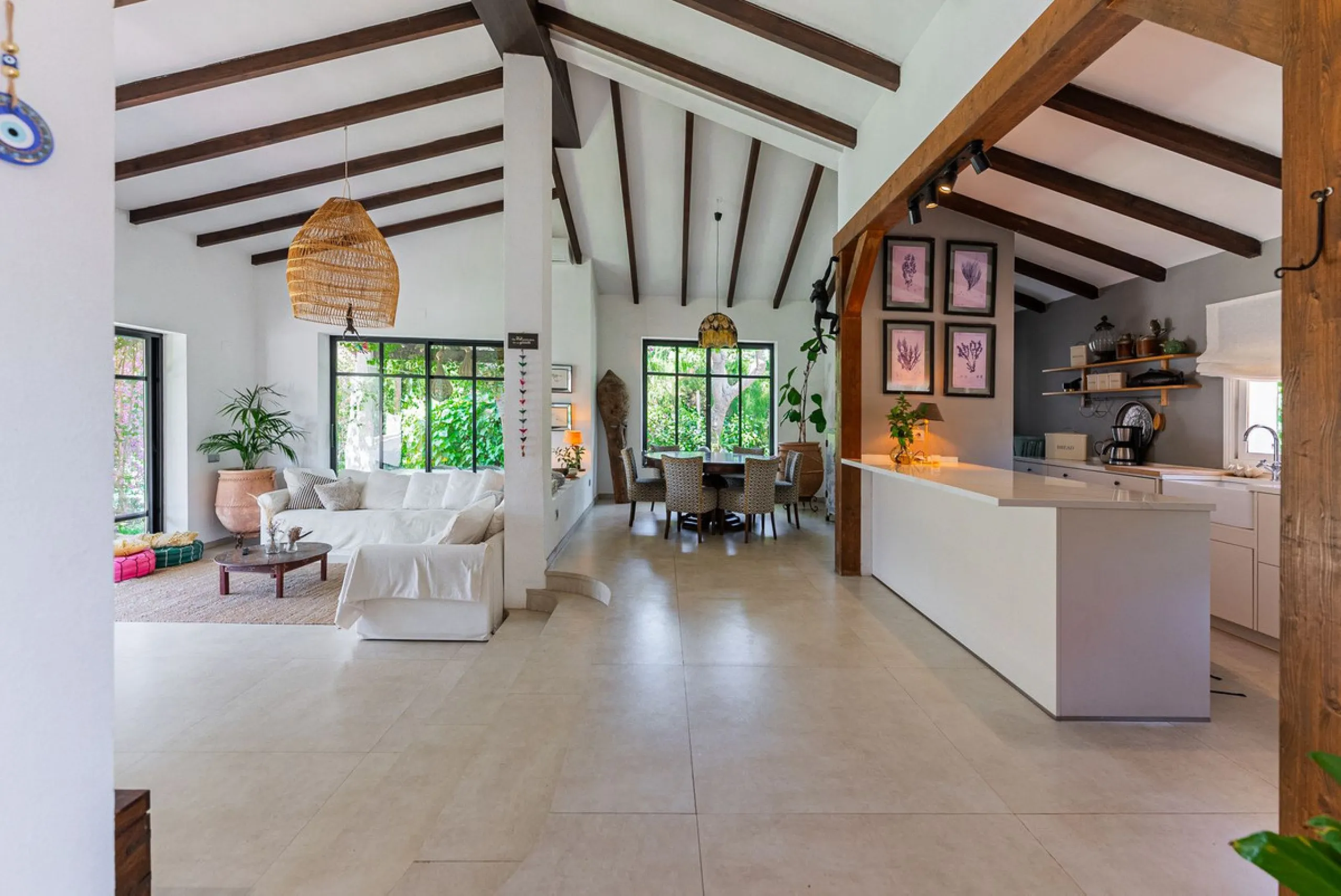 Discover this charming rustic-style villa, a true "country house" that combines warmth and comfort in every corner. Nestled in an idyllic location between Monte Biarritz and Atalaya, this cozy two-level villa is the perfect home for those seeking a peacef