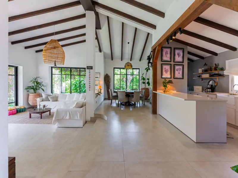 Discover this charming rustic-style villa, a true "country house" that combines warmth and comfort in every corner. Nestled in an idyllic location between Monte Biarritz and Atalaya, this cozy two-level villa is the perfect home for those seeking a peacef