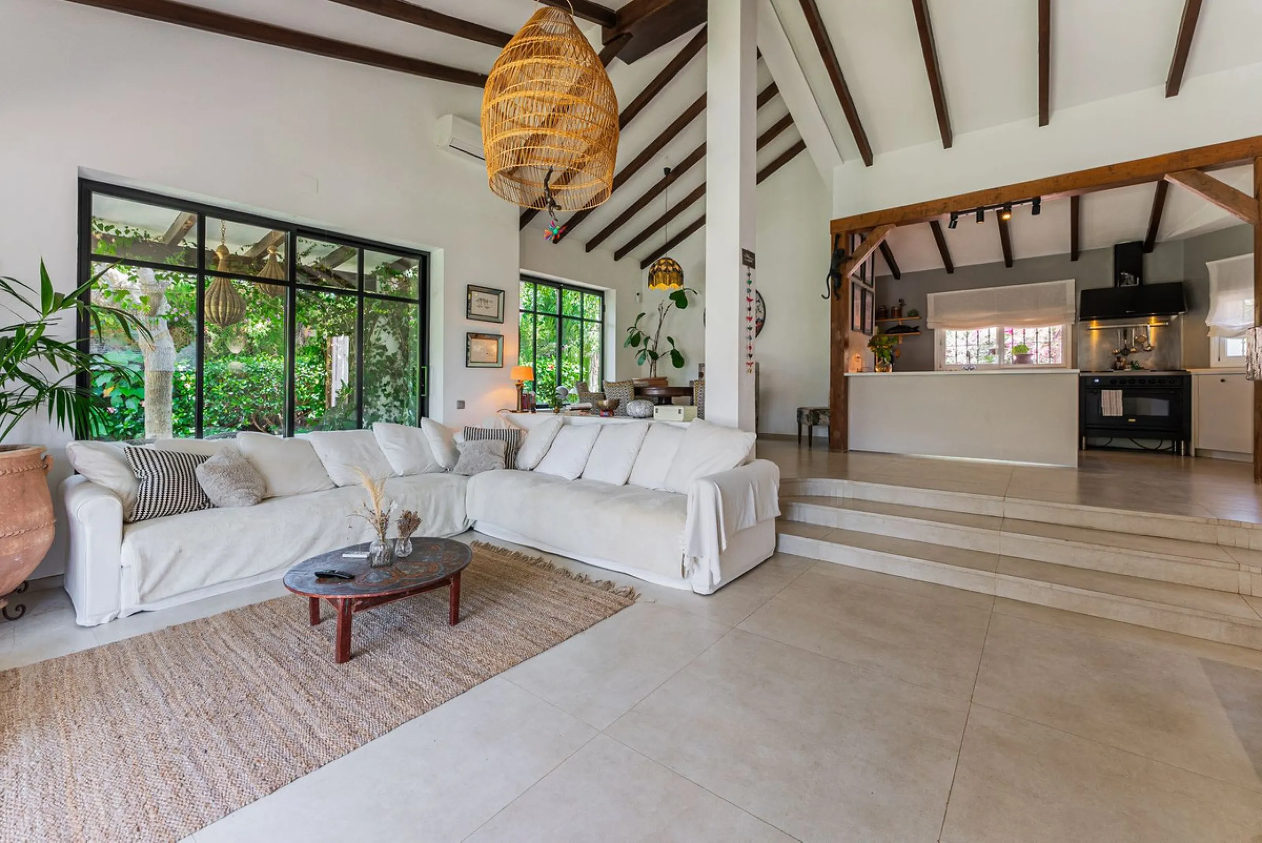 Discover this charming rustic-style villa, a true "country house" that combines warmth and comfort in every corner. Nestled in an idyllic location between Monte Biarritz and Atalaya, this cozy two-level villa is the perfect home for those seeking a peacef