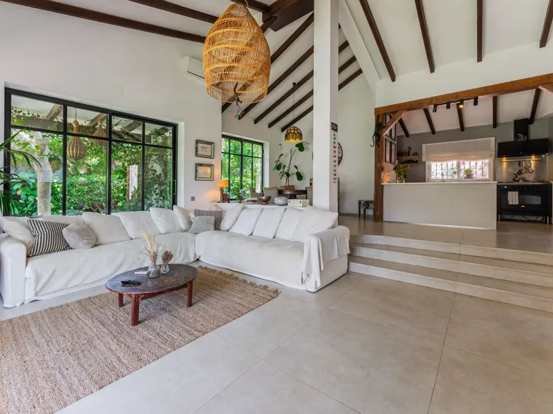 Discover this charming rustic-style villa, a true "country house" that combines warmth and comfort in every corner. Nestled in an idyllic location between Monte Biarritz and Atalaya, this cozy two-level villa is the perfect home for those seeking a peacef