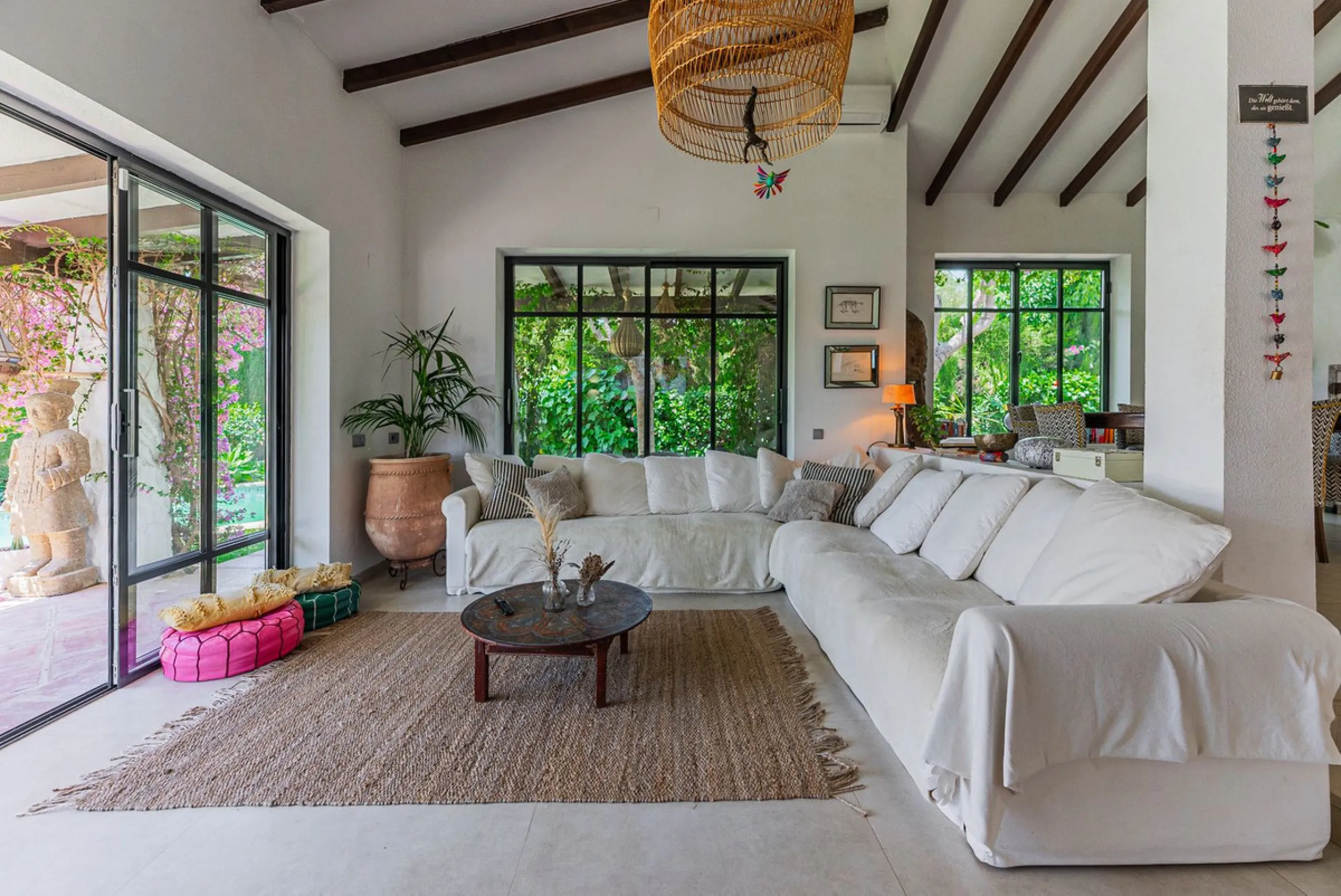 Discover this charming rustic-style villa, a true "country house" that combines warmth and comfort in every corner. Nestled in an idyllic location between Monte Biarritz and Atalaya, this cozy two-level villa is the perfect home for those seeking a peacef