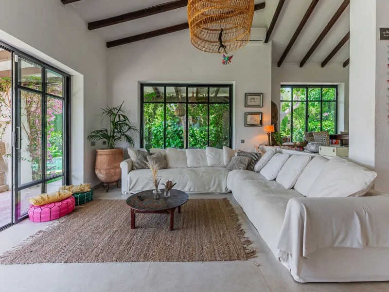 Discover this charming rustic-style villa, a true "country house" that combines warmth and comfort in every corner. Nestled in an idyllic location between Monte Biarritz and Atalaya, this cozy two-level villa is the perfect home for those seeking a peacef
