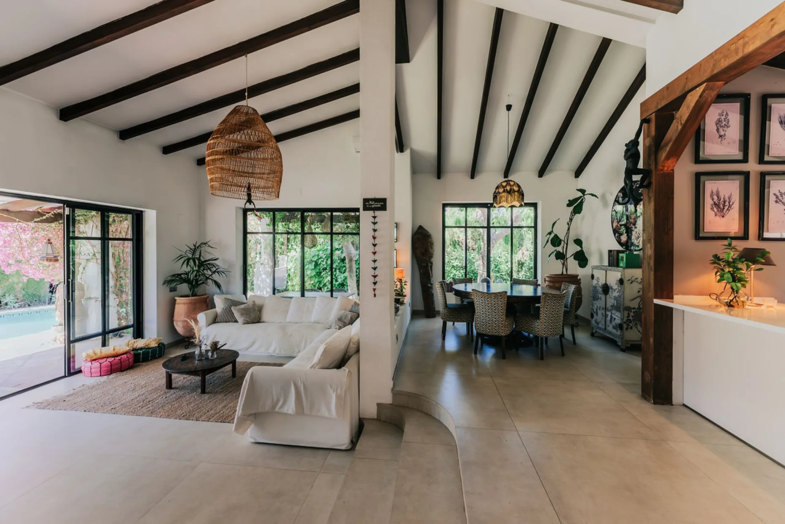 Discover this charming rustic-style villa, a true "country house" that combines warmth and comfort in every corner. Nestled in an idyllic location between Monte Biarritz and Atalaya, this cozy two-level villa is the perfect home for those seeking a peacef