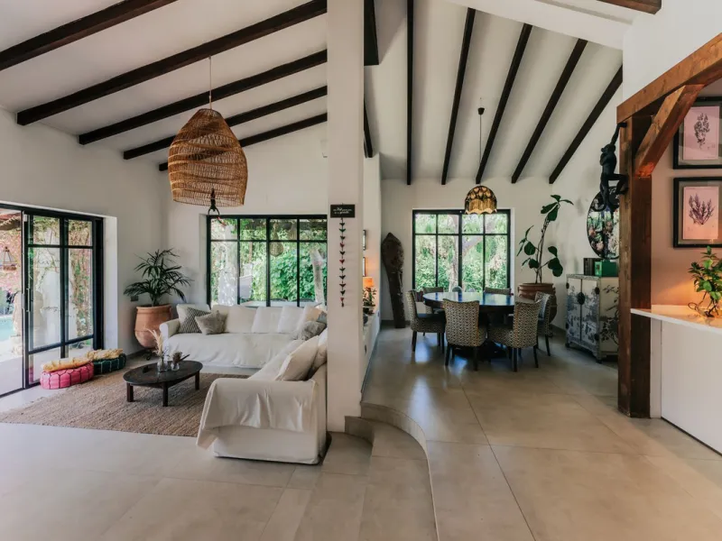 Discover this charming rustic-style villa, a true "country house" that combines warmth and comfort in every corner. Nestled in an idyllic location between Monte Biarritz and Atalaya, this cozy two-level villa is the perfect home for those seeking a peacef