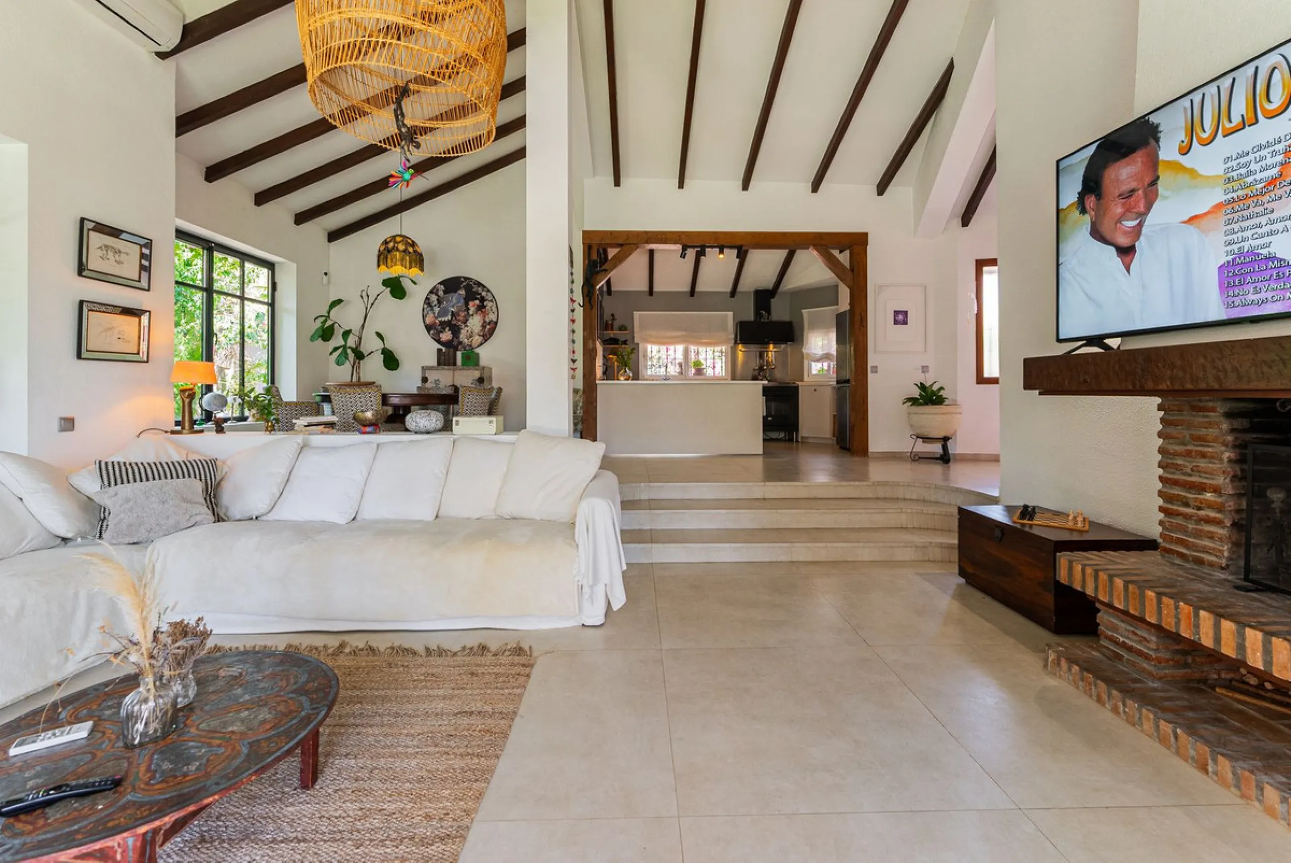 Discover this charming rustic-style villa, a true "country house" that combines warmth and comfort in every corner. Nestled in an idyllic location between Monte Biarritz and Atalaya, this cozy two-level villa is the perfect home for those seeking a peacef