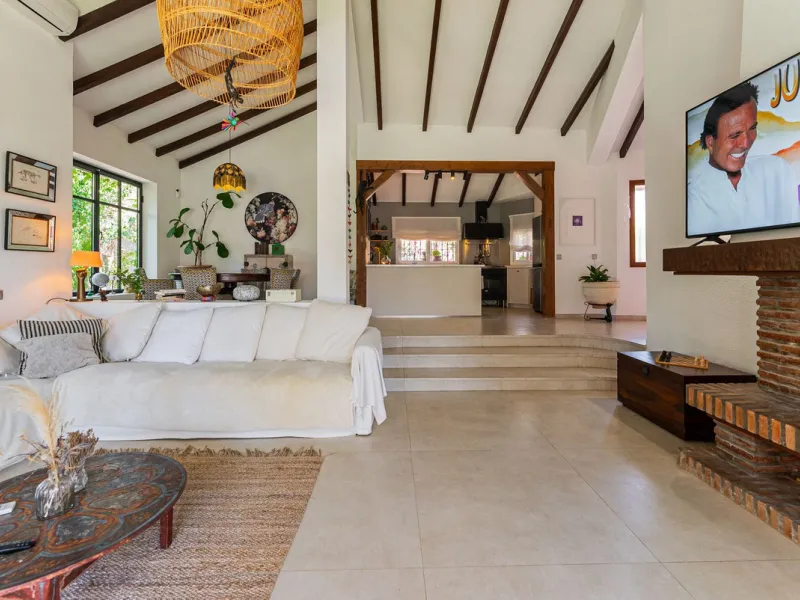 Discover this charming rustic-style villa, a true "country house" that combines warmth and comfort in every corner. Nestled in an idyllic location between Monte Biarritz and Atalaya, this cozy two-level villa is the perfect home for those seeking a peacef