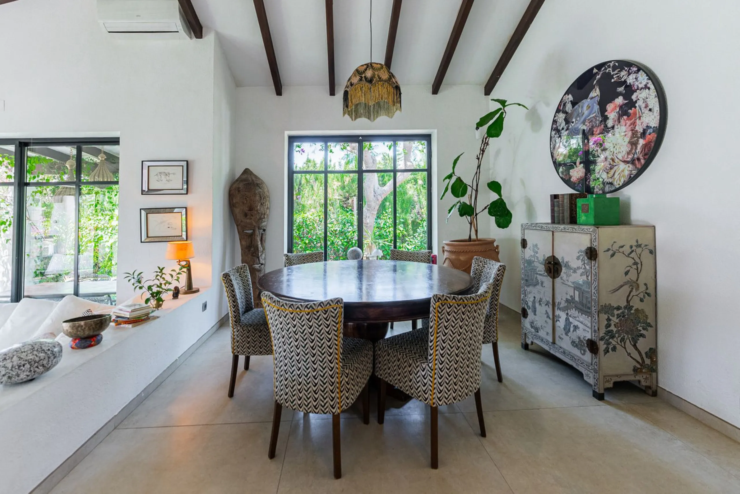 Discover this charming rustic-style villa, a true "country house" that combines warmth and comfort in every corner. Nestled in an idyllic location between Monte Biarritz and Atalaya, this cozy two-level villa is the perfect home for those seeking a peacef