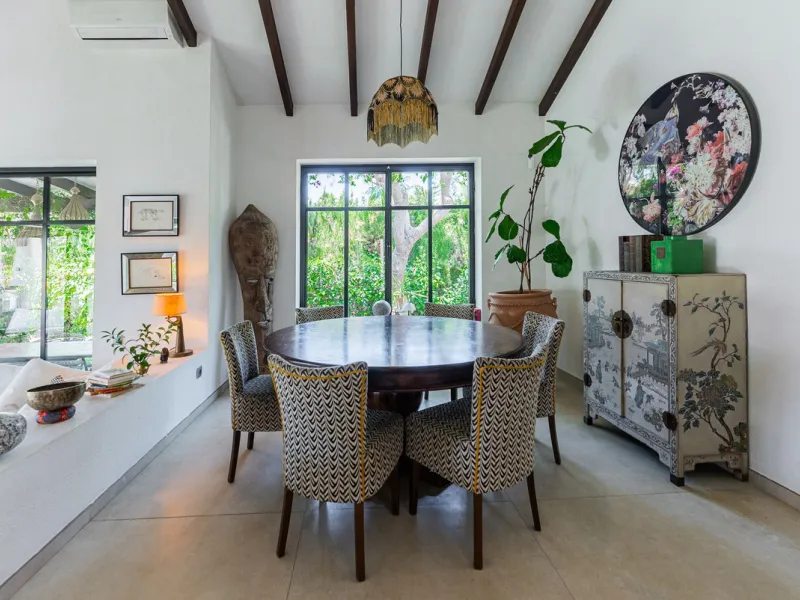 Discover this charming rustic-style villa, a true "country house" that combines warmth and comfort in every corner. Nestled in an idyllic location between Monte Biarritz and Atalaya, this cozy two-level villa is the perfect home for those seeking a peacef