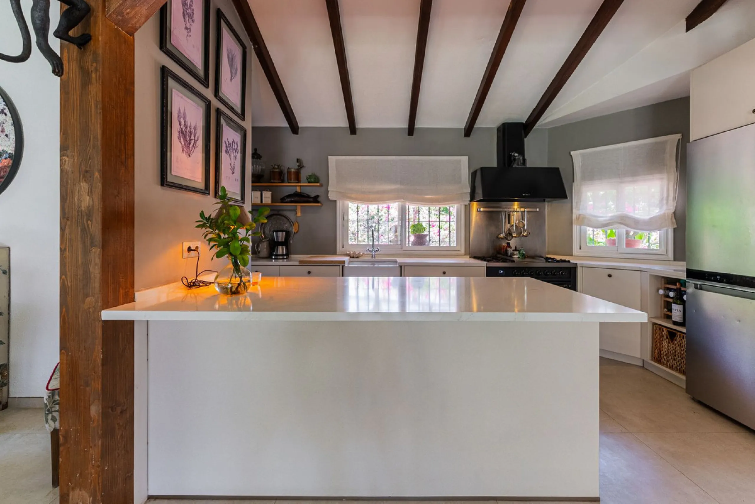 Discover this charming rustic-style villa, a true "country house" that combines warmth and comfort in every corner. Nestled in an idyllic location between Monte Biarritz and Atalaya, this cozy two-level villa is the perfect home for those seeking a peacef