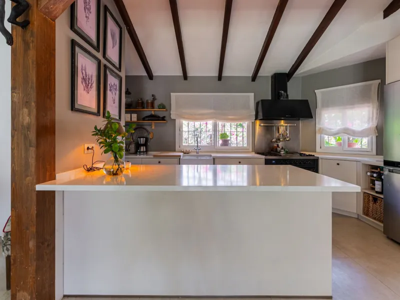 Discover this charming rustic-style villa, a true "country house" that combines warmth and comfort in every corner. Nestled in an idyllic location between Monte Biarritz and Atalaya, this cozy two-level villa is the perfect home for those seeking a peacef