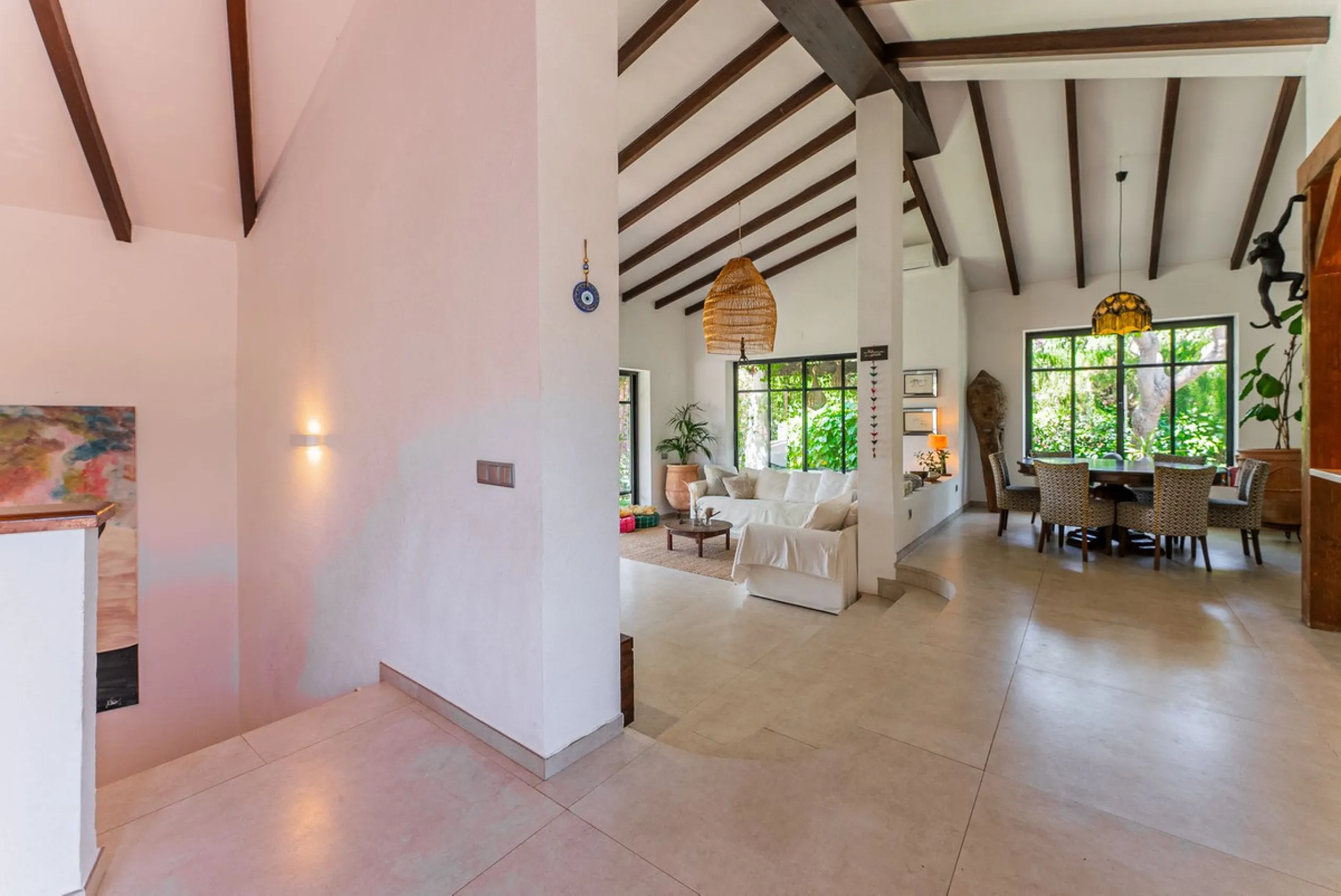 Discover this charming rustic-style villa, a true "country house" that combines warmth and comfort in every corner. Nestled in an idyllic location between Monte Biarritz and Atalaya, this cozy two-level villa is the perfect home for those seeking a peacef