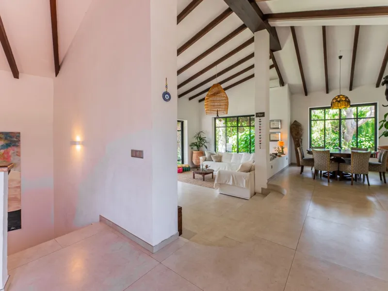 Discover this charming rustic-style villa, a true "country house" that combines warmth and comfort in every corner. Nestled in an idyllic location between Monte Biarritz and Atalaya, this cozy two-level villa is the perfect home for those seeking a peacef