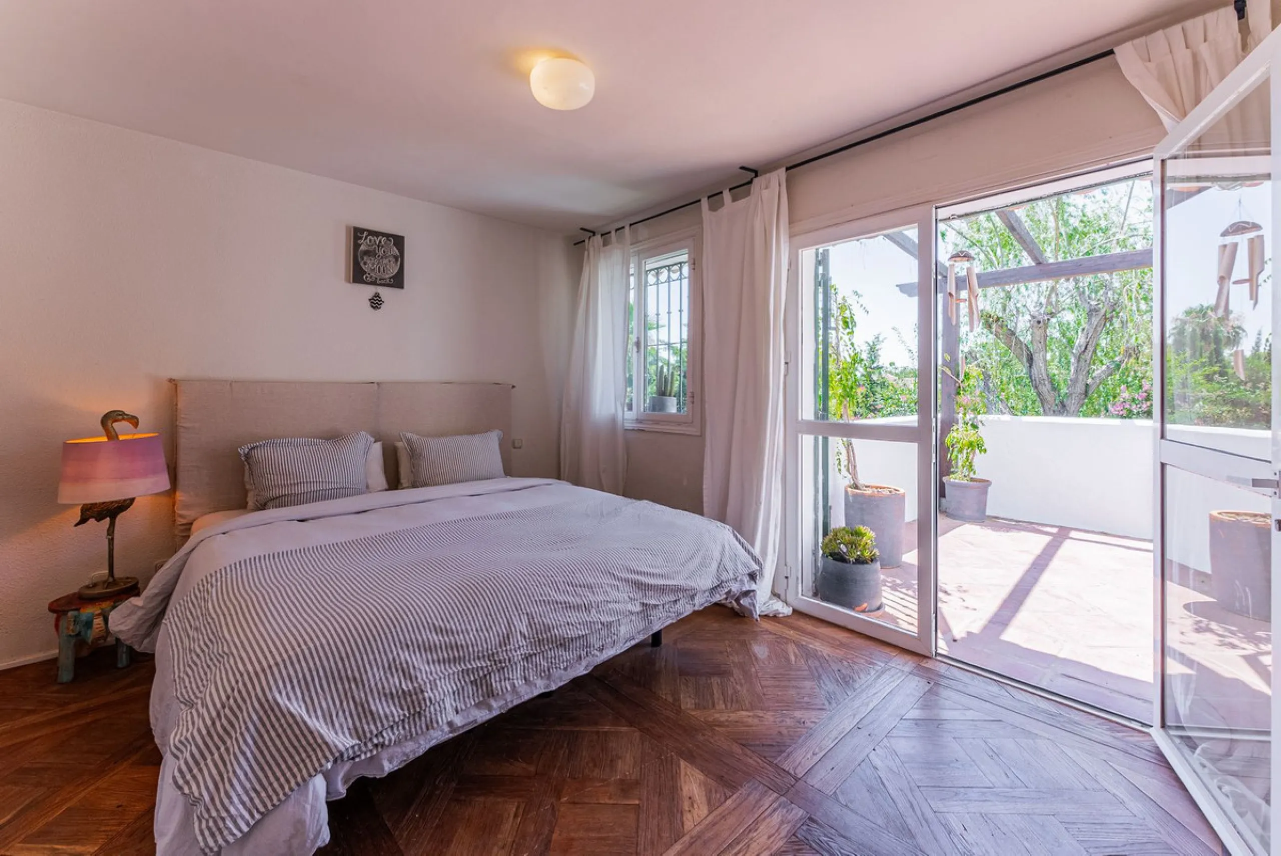 Discover this charming rustic-style villa, a true "country house" that combines warmth and comfort in every corner. Nestled in an idyllic location between Monte Biarritz and Atalaya, this cozy two-level villa is the perfect home for those seeking a peacef