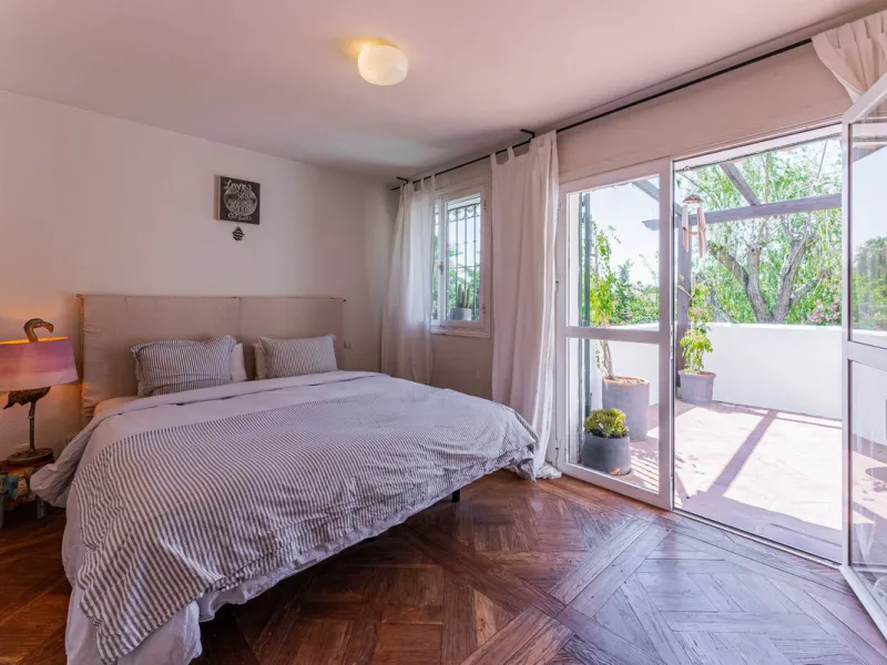 Discover this charming rustic-style villa, a true "country house" that combines warmth and comfort in every corner. Nestled in an idyllic location between Monte Biarritz and Atalaya, this cozy two-level villa is the perfect home for those seeking a peacef