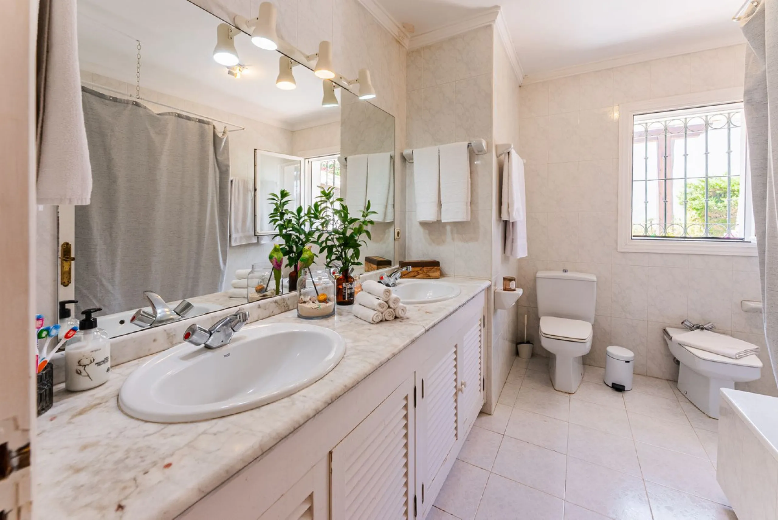 Discover this charming rustic-style villa, a true "country house" that combines warmth and comfort in every corner. Nestled in an idyllic location between Monte Biarritz and Atalaya, this cozy two-level villa is the perfect home for those seeking a peacef