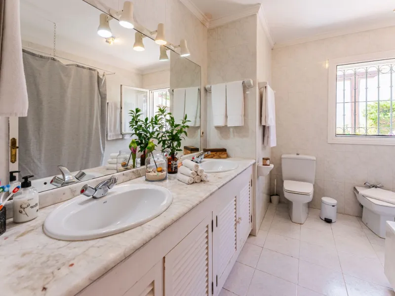 Discover this charming rustic-style villa, a true "country house" that combines warmth and comfort in every corner. Nestled in an idyllic location between Monte Biarritz and Atalaya, this cozy two-level villa is the perfect home for those seeking a peacef