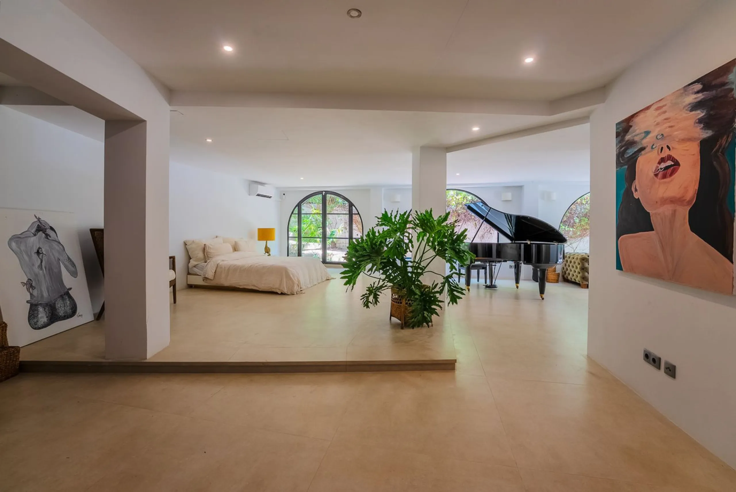 Discover this charming rustic-style villa, a true "country house" that combines warmth and comfort in every corner. Nestled in an idyllic location between Monte Biarritz and Atalaya, this cozy two-level villa is the perfect home for those seeking a peacef