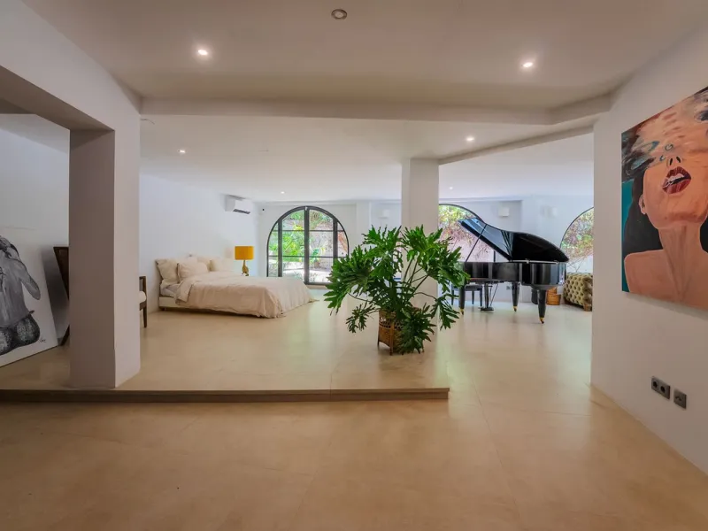 Discover this charming rustic-style villa, a true "country house" that combines warmth and comfort in every corner. Nestled in an idyllic location between Monte Biarritz and Atalaya, this cozy two-level villa is the perfect home for those seeking a peacef
