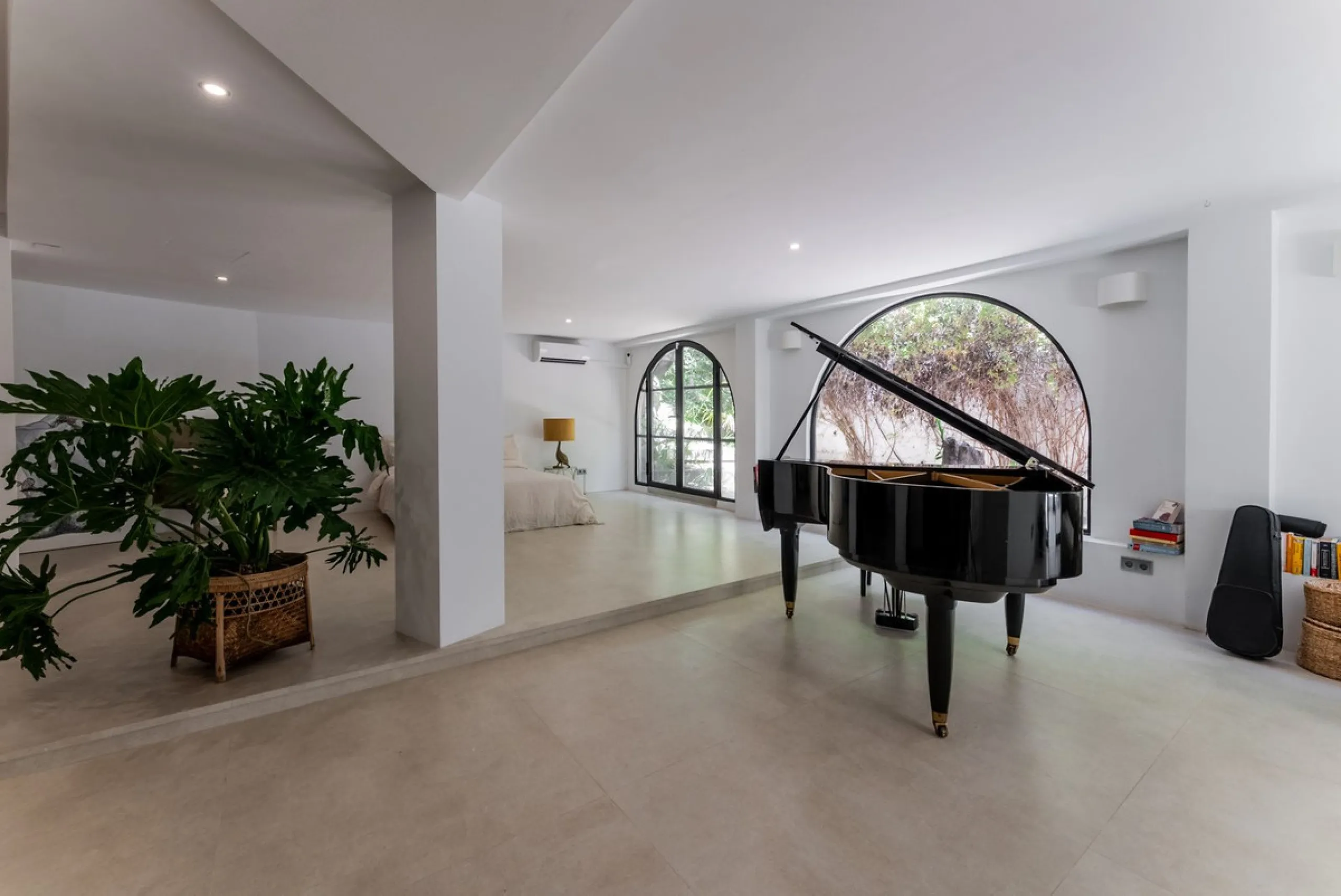 Discover this charming rustic-style villa, a true "country house" that combines warmth and comfort in every corner. Nestled in an idyllic location between Monte Biarritz and Atalaya, this cozy two-level villa is the perfect home for those seeking a peacef