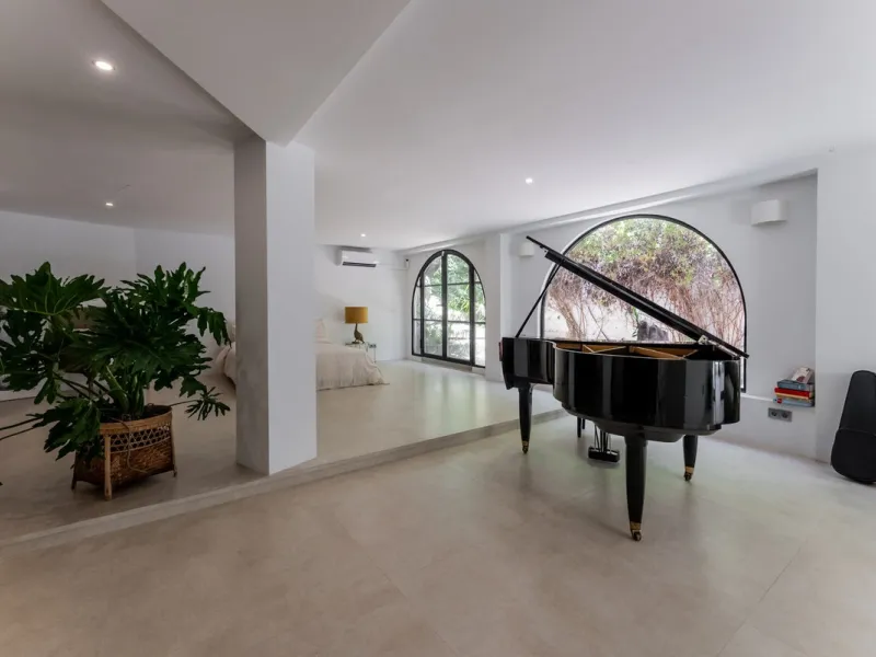 Discover this charming rustic-style villa, a true "country house" that combines warmth and comfort in every corner. Nestled in an idyllic location between Monte Biarritz and Atalaya, this cozy two-level villa is the perfect home for those seeking a peacef