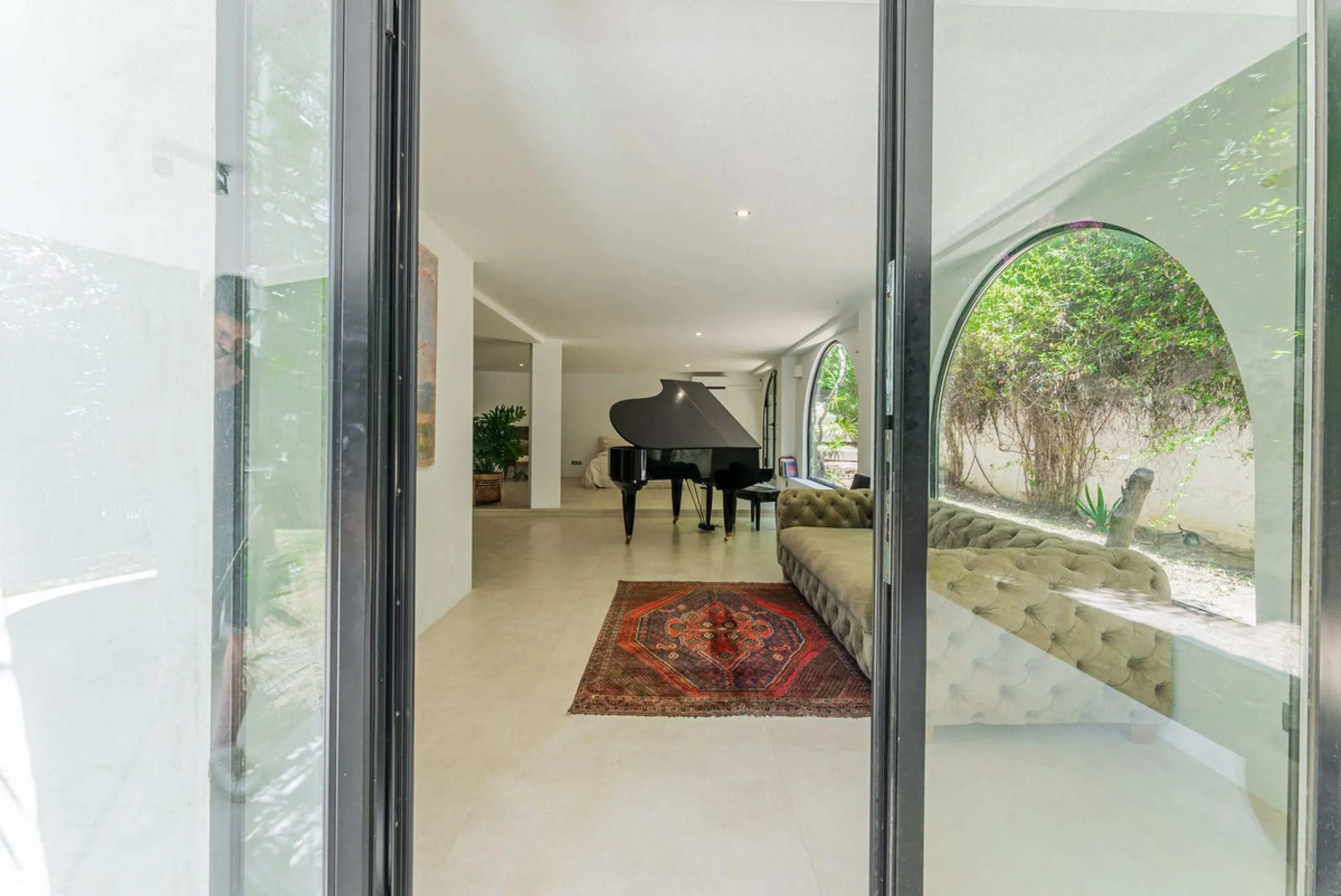 Discover this charming rustic-style villa, a true "country house" that combines warmth and comfort in every corner. Nestled in an idyllic location between Monte Biarritz and Atalaya, this cozy two-level villa is the perfect home for those seeking a peacef