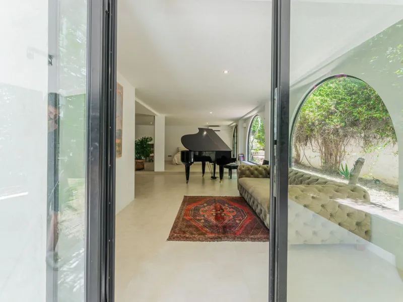 Discover this charming rustic-style villa, a true "country house" that combines warmth and comfort in every corner. Nestled in an idyllic location between Monte Biarritz and Atalaya, this cozy two-level villa is the perfect home for those seeking a peacef