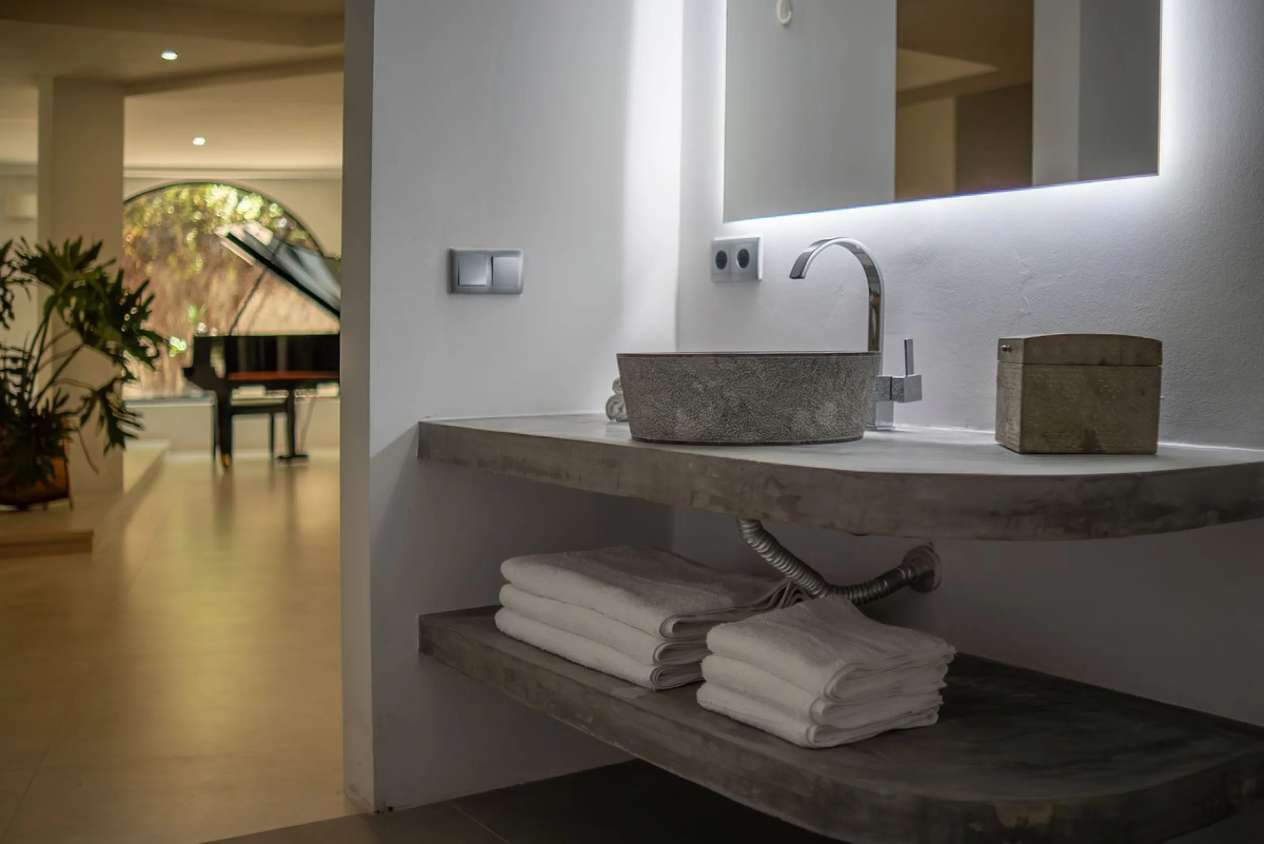 Discover this charming rustic-style villa, a true "country house" that combines warmth and comfort in every corner. Nestled in an idyllic location between Monte Biarritz and Atalaya, this cozy two-level villa is the perfect home for those seeking a peacef