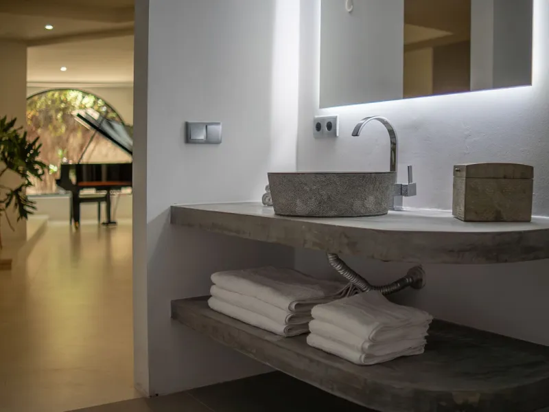 Discover this charming rustic-style villa, a true "country house" that combines warmth and comfort in every corner. Nestled in an idyllic location between Monte Biarritz and Atalaya, this cozy two-level villa is the perfect home for those seeking a peacef