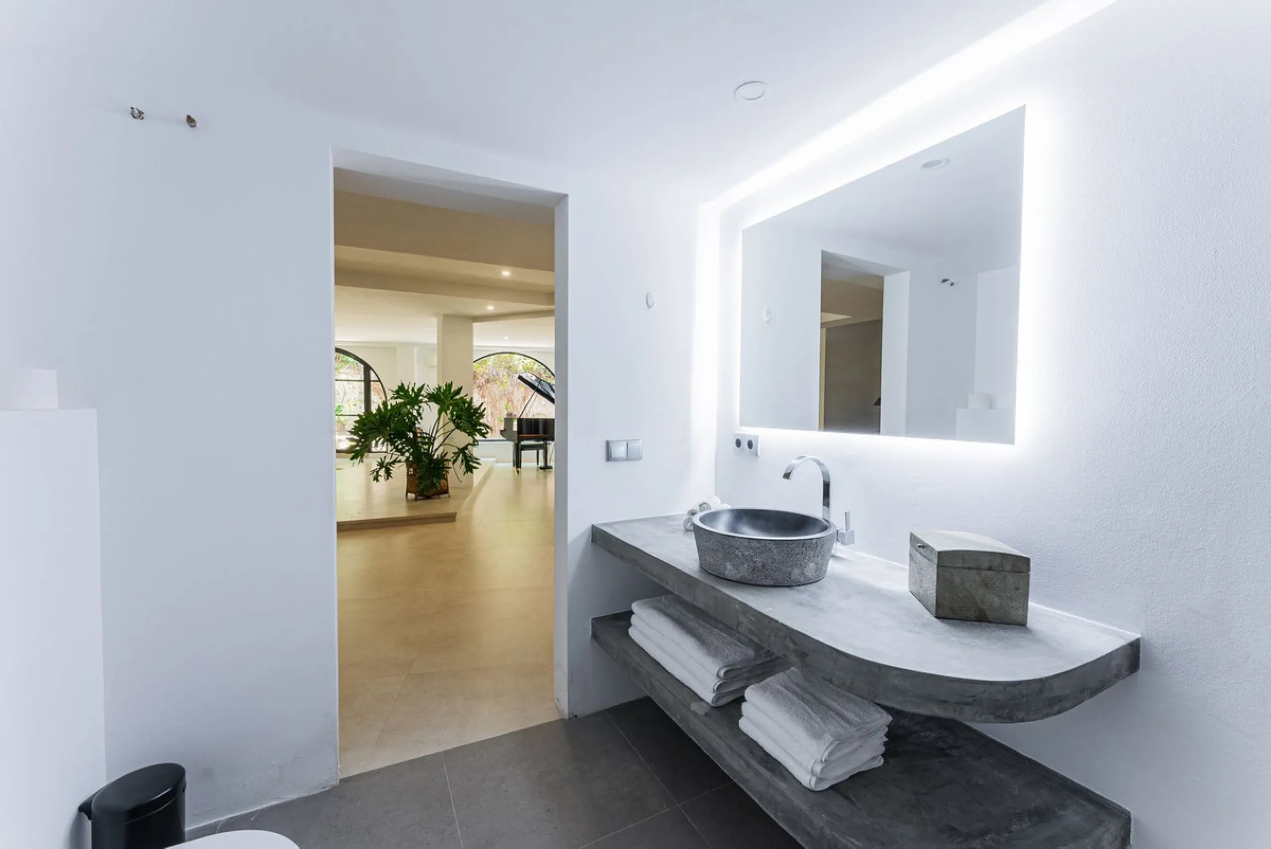 Discover this charming rustic-style villa, a true "country house" that combines warmth and comfort in every corner. Nestled in an idyllic location between Monte Biarritz and Atalaya, this cozy two-level villa is the perfect home for those seeking a peacef