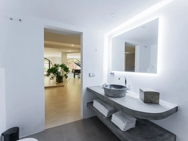 Discover this charming rustic-style villa, a true "country house" that combines warmth and comfort in every corner. Nestled in an idyllic location between Monte Biarritz and Atalaya, this cozy two-level villa is the perfect home for those seeking a peacef