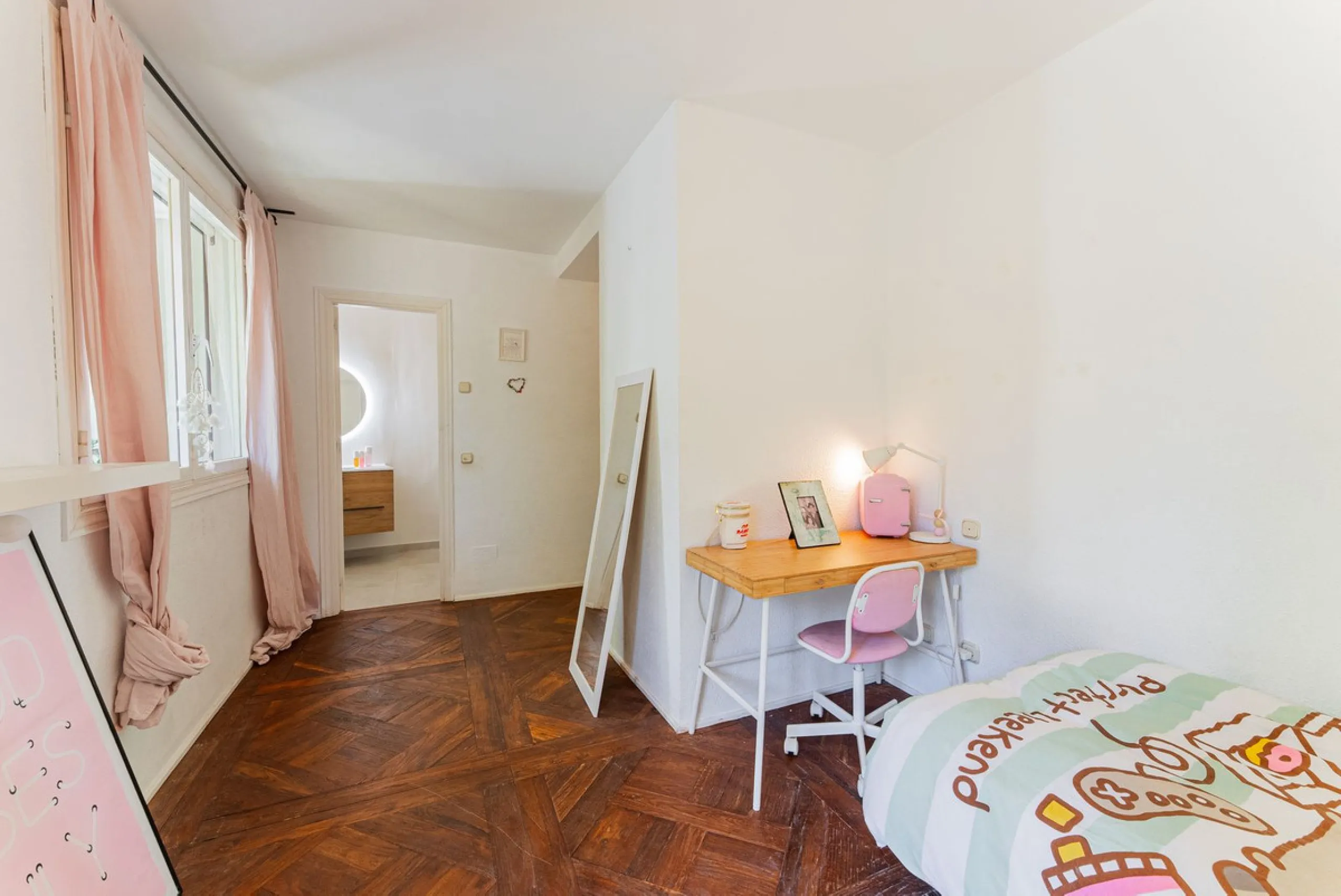 Discover this charming rustic-style villa, a true "country house" that combines warmth and comfort in every corner. Nestled in an idyllic location between Monte Biarritz and Atalaya, this cozy two-level villa is the perfect home for those seeking a peacef