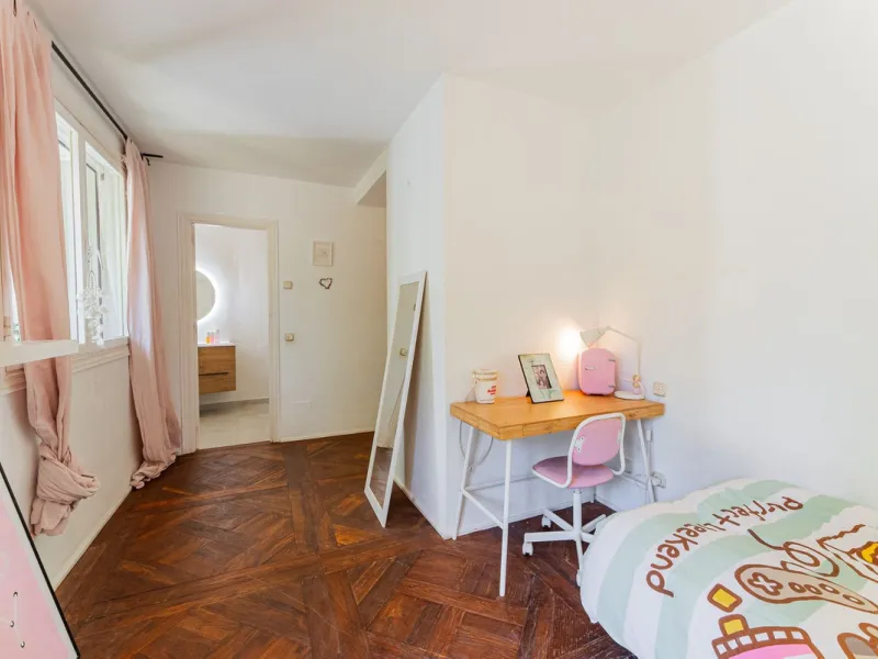 Discover this charming rustic-style villa, a true "country house" that combines warmth and comfort in every corner. Nestled in an idyllic location between Monte Biarritz and Atalaya, this cozy two-level villa is the perfect home for those seeking a peacef
