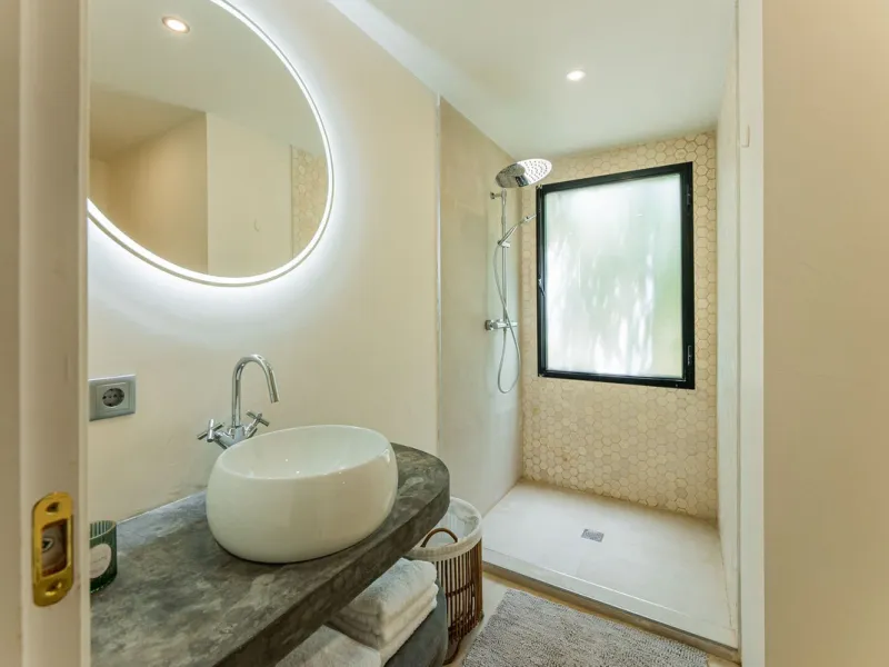 Discover this charming rustic-style villa, a true "country house" that combines warmth and comfort in every corner. Nestled in an idyllic location between Monte Biarritz and Atalaya, this cozy two-level villa is the perfect home for those seeking a peacef