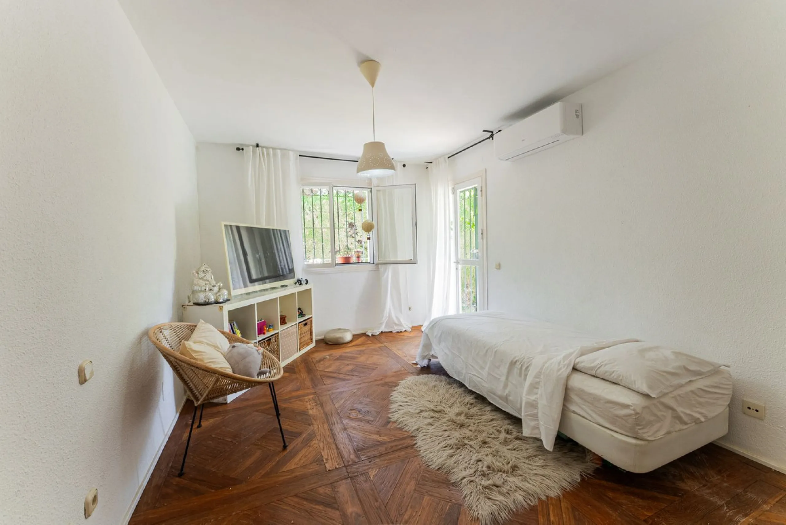 Discover this charming rustic-style villa, a true "country house" that combines warmth and comfort in every corner. Nestled in an idyllic location between Monte Biarritz and Atalaya, this cozy two-level villa is the perfect home for those seeking a peacef